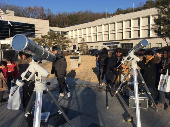 천문연구원이 지난해 연구원 방문의 날 행사를 갖고 학생들이 태양을 관측하고 있다. 천문연구원 제공