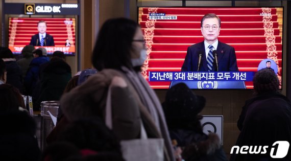 시민들이 7일 서울역에서 문재인 대통령의 2020년 경자년(庚子年) 신년사를 지켜보고 있다. 2020.1.7/뉴스1 © News1 유승관 기자