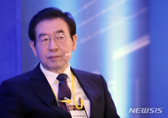 [서울=뉴시스]박미소 기자 = 박원순 서울시장이 4일 오전 서울 중구 롯데호텔에서 열린 '2019 서울평화회의'의 호세 라모스 오르타 전 동티모르 대통령이자 노벨평화상 수상자와의 대담에서 호세 라모스 오르타 전 대통령의 발언을 경청하고 있다. 2019.12.04. misocamera@newsis.com