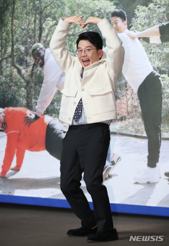 [서울=뉴시스] 조수정 기자 = MBN '친한예능' 개그맨 김준호가 7일 오전 서울 장충동 그랜드앰배서더서울 그랜드볼룸홀에서 열린 제작발표회에서 포즈를 취하고 있다. '친한예능'은 7일 첫방송을 시작으로 매주 화요일 밤 11시 방송한다. 2020.01.06. chocrystal@newsis.com