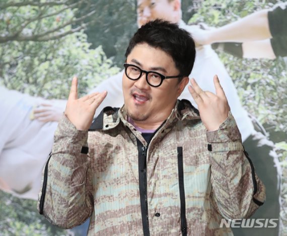 [서울=뉴시스] 조수정 기자 = MBN '친한예능' 데프콘이 7일 오전 서울 장충동 그랜드앰배서더서울 그랜드볼룸홀에서 열린 제작발표회에서 포즈를 취하고 있다. '친한예능'은 7일 첫방송을 시작으로 매주 화요일 밤 11시 방송한다. 2020.01.06. chocrystal@newsis.com