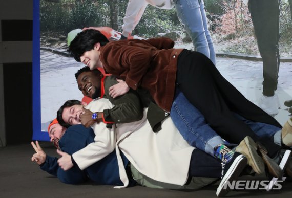 [서울=뉴시스] 조수정 기자 = MBN '친한예능' 샘 해밍턴, 브루노 브루니 주니어, 샘 오취리, 로빈 데이아나(아래부터 위로)가 7일 오전 서울 장충동 그랜드앰배서더서울 그랜드볼룸홀에서 열린 제작발표회에서 포즈를 취하고 있다. '친한예능'은 7일 첫방송을 시작으로 매주 화요일 밤 11시 방송한다. 2020.01.06. chocrystal@newsis.com