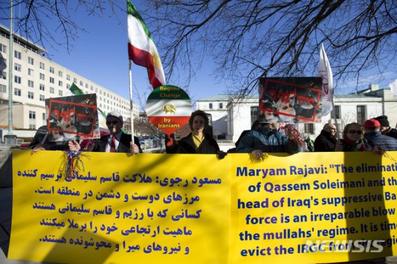 [워싱턴=AP/뉴시스]6일(현지시간) 미 워싱턴DC 내 반이란단체(MEK) 지지 이란계 미국인 커뮤니티 회원들이 국무부 앞에서 팻말을 들고 시위하고 있다. 이들은 미군의 공습으로 솔레이마니 이란 혁명 수비대 사령관이 사망한 것을 환영하는 이란, 이라크, 시리아인들과 결속해 "이젠 이란혁명수비대(IRGC)를 몰아낼 때"라고 주장하며 집회를 열고 있다. 2020.01.07.