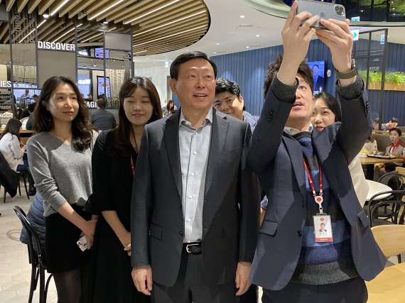 신동빈 회장이 구내식당에서 직원들과 사진 촬영하고 있다. © 뉴스1