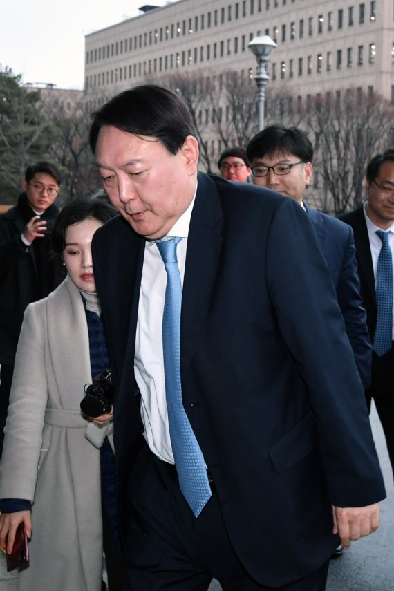 윤석열 검찰총장이 추미애 법무부 장관과 회동을 위해 7일 오후 경기 정부과천청사 내 법무부로 들어서고 있다. 사진=서동일 기자