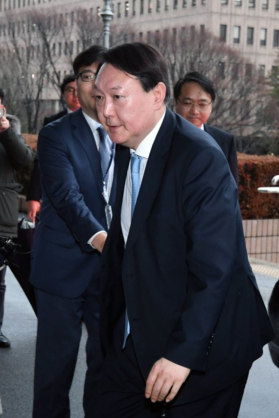 윤석열 검찰총장이 추미애 법무부 장관과 회동을 위해 7일 오후 경기 정부과천청사 내 법무부로 들어서고 있다. 사진=서동일 기자