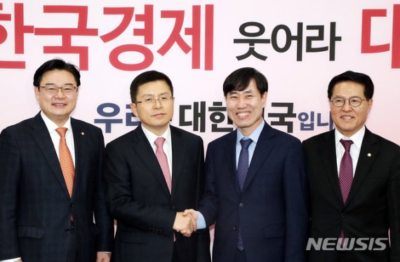[서울=뉴시스] 이종철 기자 = 황교안 자유한국당 대표가 7일 오후 서울 여의도 국회에서 예방온 새로운보수당 하태경 책임대표와 악수를 하고 있다. 2020.01.07.jc4321@newsis.com