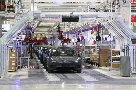 In this photo released by China's Xinhua News Agency, Tesla vehicles are seen on an assembly line at Tesla's gigafactory in Shanghai, Tuesday, Jan. 7, 2020. (Ding Ting/Xinhua via AP) /뉴시스/AP /사진=