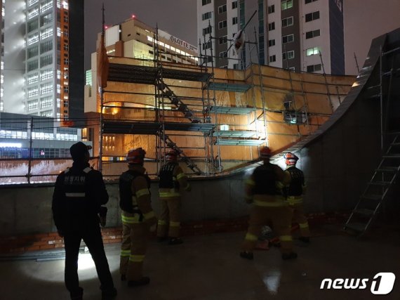 7일 오후 6시47분쯤 경남 창원시 마산합포구 신포동 한 건물 신축 공사현장에서 철제 구조물이 떨어지면서 전신주를 덮쳐 일대에 정전이 발생했다사진은 관계당국에서 현장을 수습하고 있다..(창원소방본부 제공)2020.1.7.© 뉴스1