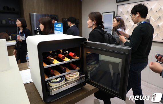 국제가전전시회 'CES 2020' 개막을 하루 앞둔 6일 오후(현지시간) 미국 네바다주 라스베이거스 컨벤션센터에서 열린 삼성전자 사전 부스 투어에서 모듈형 냉장고 '큐브'가 전시되어 있다. 2020.1.7/뉴스1 © News1 오대일 기자