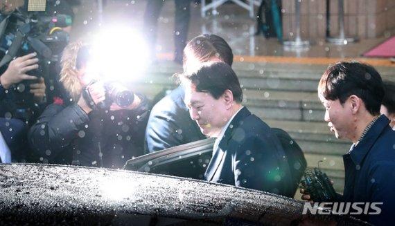 [과천=뉴시스] 이영환 기자 = 윤석열 검찰총장이 지난 7일 오후 경기 과천시 법무부 청사에서 추미애 법무부 장관과의 상견례를 마친후 청사를 나서 차량에 탑승하고 있다. 2020.01.07. 20hwan@newsis.com