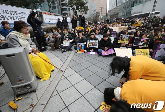 8일 오후 서울 종로구 옛 일본대사관 앞에서 열린 제1421차 일본군 위안부 문제 해결을 위한 정기 수요집회에서 이용수 할머니가 '바위처럼' 율동을 한 참가자들에게 큰절을 받고 있다.2020.1.8/뉴스1 © News1 신웅수 기자