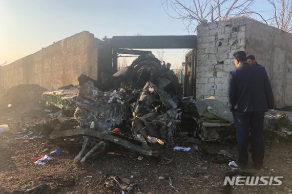 [테헤란(이란)=AP/뉴시스]이란 테헤란 외곽의 농경지에서 8일 테헤란 공항 이륙 직후 추락한 우크라이나 여객기의 부서진 잔해가 보이고 있다. 2020.01.08. /사진=뉴시스