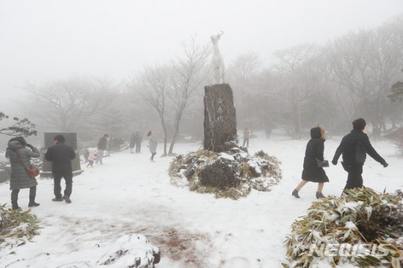 [제주=뉴시스]우장호 기자 = 추운 날씨를 보인 8일 제주 한라산 1100고지에 관광객들이 찾아와 모처럼 내린 하얀 눈을 배경으로 사진을 찍으며 즐거운 시간을 보내고 있다. 오전 한때 대설주의보가 내려졌던 한라산 진달래밭에는 7.6㎝의 눈이 내렸다. 2020.01.08. woo1223@newsis.com