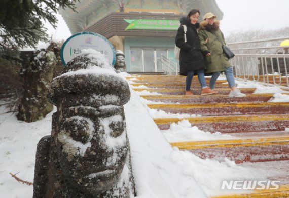 [제주=뉴시스]우장호 기자 = 추운 날씨를 보인 8일 제주 한라산 1100고지에 관광객들이 찾아와 모처럼 내린 하얀 눈을 만끽하며 즐거운 시간을 보내고 있다. 오전 한때 대설주의보가 내려졌던 한라산 진달래밭에는 7.6㎝의 적설량을 기록했다. 2020.01.08. woo1223@newsis.com