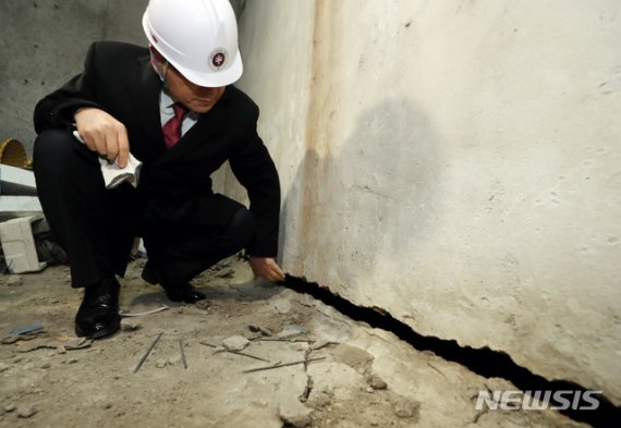 [서울=뉴시스] 고승민 기자 = 황교안 자유한국당 대표가 8일 서울 목동신시가지 1단지에서 '재건축 규제와 공급정책 점검'을 주제로 현장방문을 하고 있다. 2020.01.08. kkssmm99@newsis.com