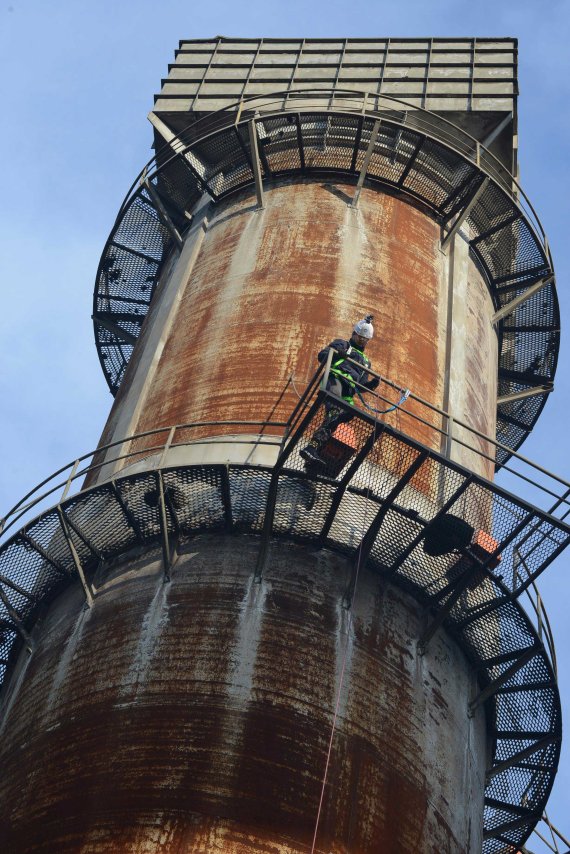 2019년 강원도 삼척의 한 시멘트 사업장에서 공장 굴뚝으로 배출되는 대기오염 물질 농도를 측정하고 있다.