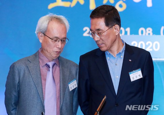 [서울=뉴시스] 이영환 기자 = 문성현(왼쪽) 경사노위 위원장과 김주영 한국노총 위원장이 8일 오후 서울 중구 포스트타워 대회의실에서 열린 2020년 노사정 신년인사회에 참석해 대화를 하고 있다. 2020.01.08. 20hwan@newsis.com