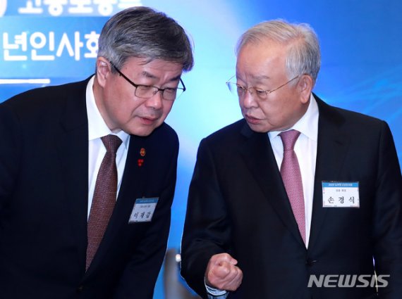 [서울=뉴시스] 이영환 기자 = 이재갑(왼쪽) 고용노동부 장관과 손경식 경총회장이 8일 오후 서울 중구 포스트타워 대회의실에서 열린 2020년 노사정 신년인사회에 참석해 대화를 하고 있다. 2020.01.08. 20hwan@newsis.com