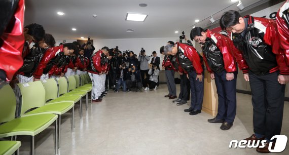 이규홍 LG스포츠 사장, 류중일 감독 및 코칭스태프들이 8일 오후 서울 잠실야구장에서 열린 LG트윈스 신년하례식에 참석해 선수단과 인사를 나누고 있다. 2020.1.8/뉴스1 © News1 이동해 기자