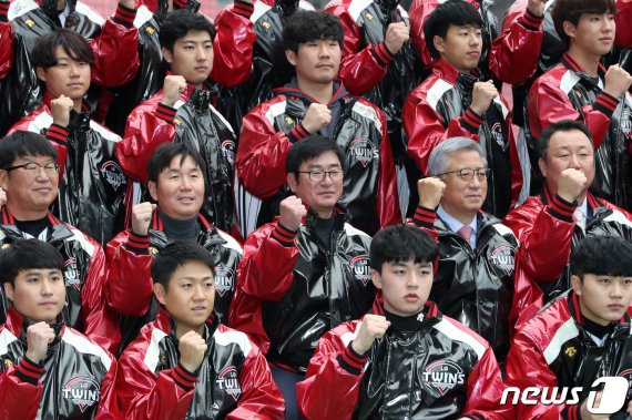 LG트윈스 선수단이 8일 오후 서울 잠실야구장에서 열린 LG트윈스 신년하례식에서 기념사진을 찍고 있다. 2020.1.8/뉴스1 © News1 이동해 기자