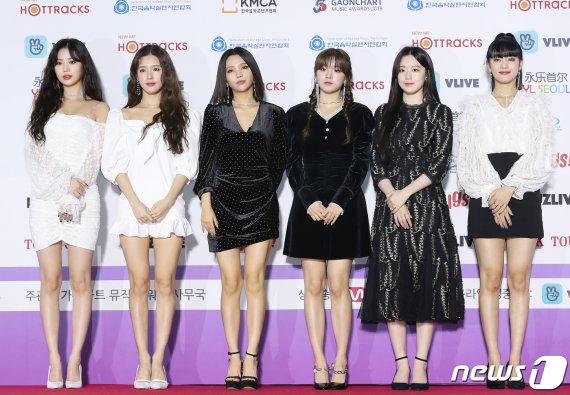 (여자)아이들이 8일 오후 서울 송파구 올림픽로 잠실실내체육관에서 열린 제9회 가온차트 뮤직어워즈 포토콜 행사에 참석해 포즈를 취하고 있다. 2020.1.8/뉴스1 © News1 김진환 기자