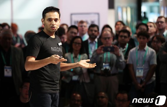 국제가전전시회 'CES 2020'(Consumer Electronics Show)이 막을 올린 7일(현지시간) 미국 네바다주 라스베이거스 컨벤션센터에서 삼성리서치아메리카(SRA) 산하 연구소 '스타랩스' CEO 프라나브 미스트리가 삼성전자의 인공 인간(Artificial Human) 프로젝트 '네온(NEON)'을 소개하고 있다. 2020.1.8/뉴스1 © News1 오대일 기자