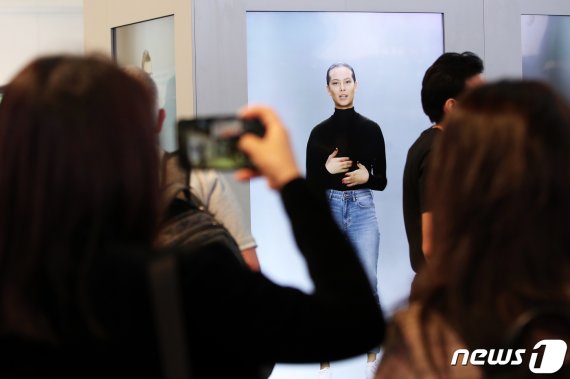 국제가전전시회 'CES 2020'(Consumer Electronics Show)이 막을 올린 7일(현지시간) 미국 네바다주 라스베이거스 컨벤션센터에서 삼성전자의 인공 인간(Artificial Human) 프로젝트 결과물인 '네온(NEON)'이 첫 선을 보이고 있다. 2020.1.8/뉴스1 © News1 오대일 기자