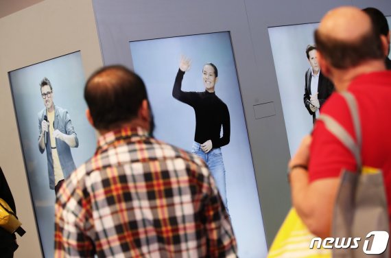 국제가전전시회 'CES 2020'(Consumer Electronics Show)이 막을 올린 7일(현지시간) 미국 네바다주 라스베이거스 컨벤션센터에서 삼성전자의 인공 인간(Artificial Human) 프로젝트 결과물인 '네온(NEON)'이 첫 선을 보이고 있다. 2020.1.8/뉴스1 © News1 오대일 기자