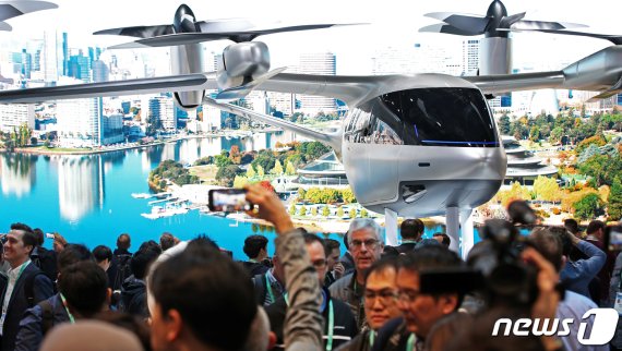 국제가전전시회 'CES 2020'(Consumer Electronics Show)이 막을 올린 7일 오전(현지시간) 미국 네바다주 라스베이거스 컨벤션센터에서 관람객들이 현대자동차가 글로벌 차량공유 업체 우버와 손잡고 만든 하늘을 나는 개인용 비행체(PAV) 콘셉트 'S-A1'을 살펴보고 있다.© News1 오대일 기자
