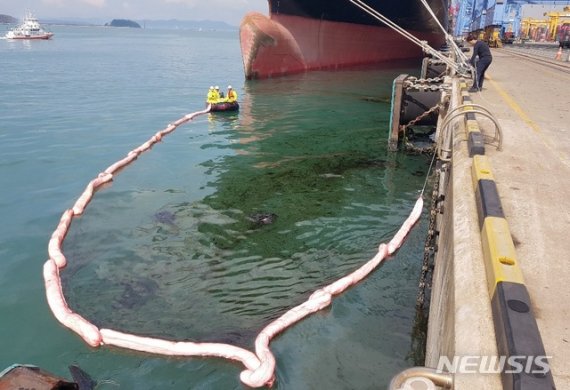 【창원=뉴시스】 강경국 기자 = 8일 오전 7시16분께 부산 강서구 신항 부두 4번 선석에서 벙커C유가 유출되는 사고가 발생해 창원해경이 방제 작업을 하고 있다. 2019.06.08. (사진=창원해경 제공) photo@newsis.com
