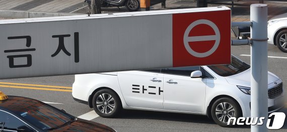 서울 용산구 서울역 앞에서 '타다' 차량이 이동하고 있다. 2019.12.8/뉴스1 © News1 이동해 기자