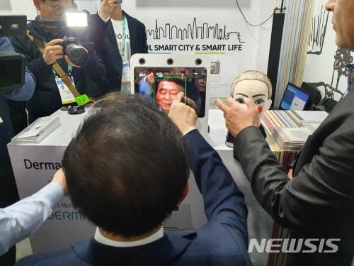 [라스베이거스(미국)=뉴시스]윤슬기 기자 = 박원순 서울시장이 8일 오후(현지시간) 서울관에 설치된 20개 혁신기업 부스를 방문해 CES 출품 제품에 대한 설명을 듣고 직접 체험하고 있다. 2020.01.08. yoonseul@newsis.com