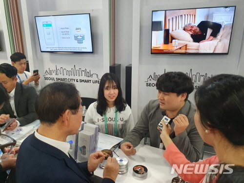 [라스베이거스(미국)=뉴시스]윤슬기 기자 = 박원순 시장(왼쪽에서 첫번째)이 8일 오후 (현지시간) 서울관에 설치된 20개 혁신기업 부스를 방문해 CES에 출품한 제품에 대한 설명을 듣고 있다. 2020.01.08. yoonseul@newsis.com