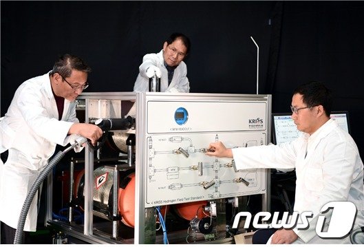 한국표준과학연구원 열유체표준센터 강웅 책임연구원팀이 수소 유량 교정시스템으로 유량계 평가를 하고 있다.(KRISS 제공)© 뉴스1