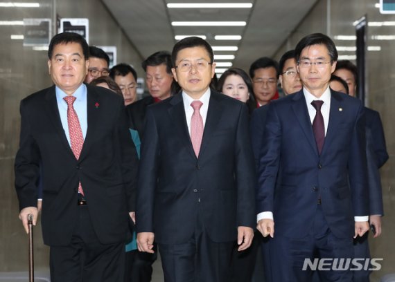 한국당, 전국 당협위원장 일괄사퇴…안상수 등 재입당 허용(종합)