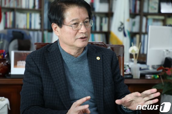 원창묵 강원 원주시장이 9일 시청 집무실에서 뉴스1 강원취재본부와 신년 인터뷰를 하고 있다.2020.1.9/뉴스1 © News1 권혜민 기자