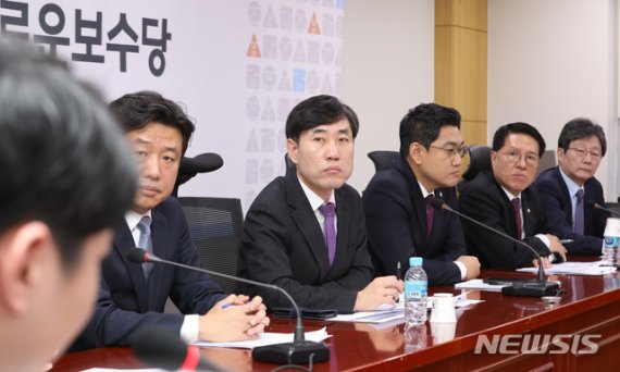 [서울=뉴시스]김명원 기자 = 하태경 새로운보수당 책임대표와 공동대표단이 8일 오전 서울 여의도 국회 의원회관에서 열린 제1차 당대표단·청년연석회의에 참석해 청년들의 발언을 경청하고 있다. 왼쪽부터 유의동·하태경·오신환·정운천 공동대표, 유승민 보수재건위원장. 2020.01.08. kmx1105@newsis.com