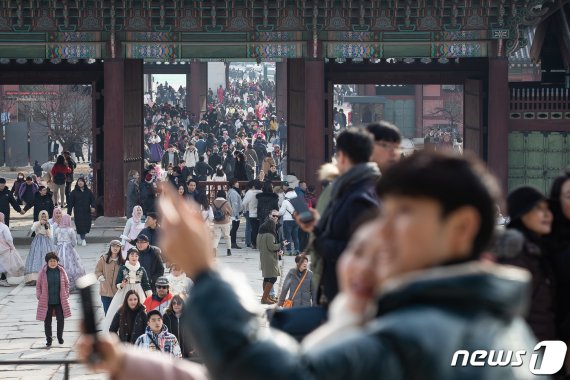 2020년 새해 들어 첫 주말인 5일 서울 경복궁 경내가 시민들과 관광객들로 붐비고 있다. 2020.1.5/뉴스1 © News1 유승관 기자 /사진=뉴스1