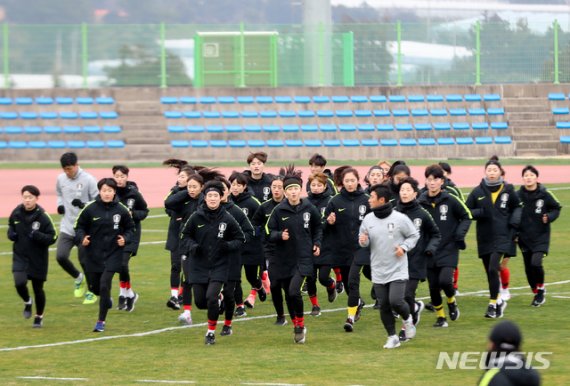 [서귀포=뉴시스] 우장호 기자 = 콜린 벨 감독이 이끄는 한국 여자축구대표팀이 9일 제주 서귀포시 공천포 전지훈련센터에서 도쿄올림픽 최종예선 대비 첫 소집훈련을 하고 있다. 2020.01.09. woo1223@newsis.com