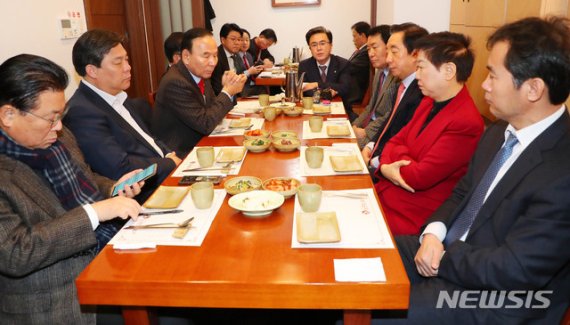 [서울=뉴시스] 장세영 기자 = 자유한국당 김태음, 박맹우, 김선동, 김성태, 박덕흠 등 중진의원들이 9일 서울 여의도 남도마루에서 통합추진을 위한 오찬모임을 갖고 있다. 2020.01.09. photothink@newsis.com