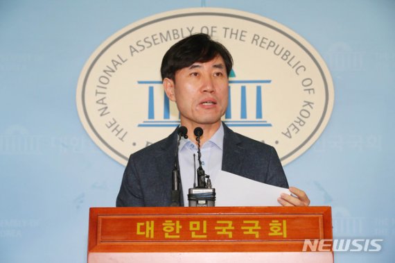[서울=뉴시스] 장세영 기자 = 하태경 새로운보수당 책임대표가 9일 서울 여의도 국회 정론관에서 기자회견을 열고 한국당에게 보수재건 위한 1일 1제안을 하고 있다. 2020.01.09. photothink@newsis.com