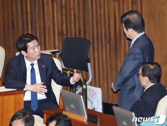 이해찬 더불어민주당 대표와 이인영 원내대표가 9일 오후 서울 여의도 국회 본회의장에서 당 의원들과 대화를 하고 있다. 이날 국회는 제374회 (임시회) 제2차 본회의를 열고 198건의 민생법안을 의결할 예정이다. 2020.1.9/뉴스1 © News1 신웅수 기자
