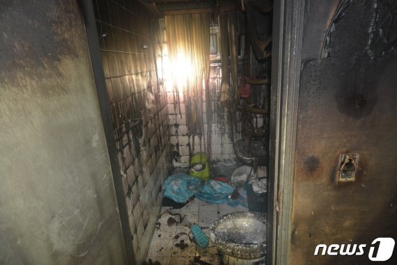 9일 오후 11시 27분께 천안시 동남구의 한 다세대주택에서 불이 나 아버지와 아들이 숨졌다.(천안동남소방서 제공)© 뉴스1