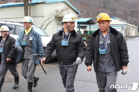 화순탄광을 찾은 신정훈 전 더불어민주당 나주화순지역위원장(오른쪽에서 두번째). /© News1