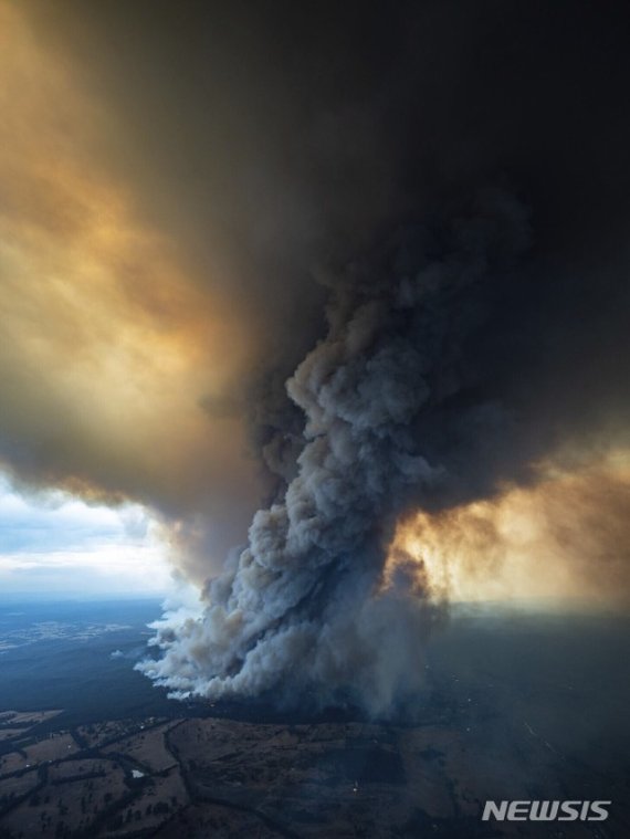 [이스트 깁스랜드 =AP/뉴시스] 호주 이스트 깁스랜드에서 2일(현지시간) 산불사태로 발생한 거대한 연기기둥이 하늘로 치솟고 있다. 2020.01.07 /사진=뉴시스