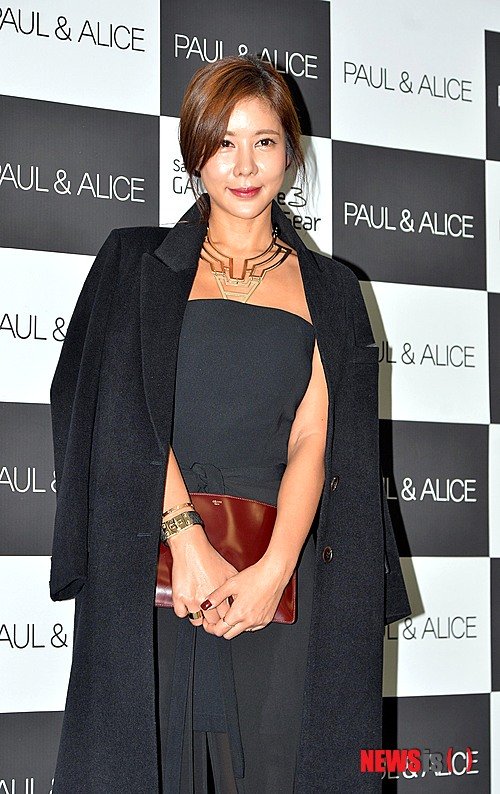 【서울=뉴시스】박찬수 기자 = 탤런트 김준희가 20일 오후 서울 영등포구 여의도동 IFC몰에서 열린 '2014 S/S 서울패션위크' 디자이너 주효순 패션쇼에 참석해 포즈를 취하고 있다. 2013.10.20. redchacha1@newsis.com