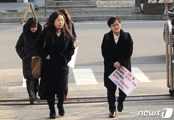 고미경 한국여성의전화 상임대표(오른쪽)이 10일 오전 중랑구 묵동 서울지방경찰청 지능범죄수사대에서 김학의 전 법무부차관 '별장성접대' 의혹과 관련해 고발인 조사를 받기 위해 출석하고 있다. /사진=뉴스1