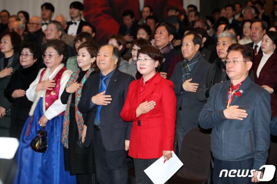 이달희 경북도 정무실장(오른쪽 두번째)이 10일 오후 대구 수성구 범어동 그랜드호텔에서 열린 '행복한 라떼' 출판기념회에서 국민의례를 하고 있다. 2020.1.10 /뉴스1 © News1 공정식 기자