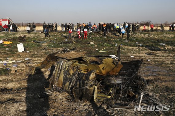 [ 테헤란=AP/뉴시스]이란 테헤란 인근에 8일(현지시간) 우크라이나 여객기가 추락해 기체 일부가 불에 탄채 땅바닥에 나뒹굴어 있다. 이번 사고로 탑승자 176명 전원이 사망했다. 202.01.11, /사진=뉴시스